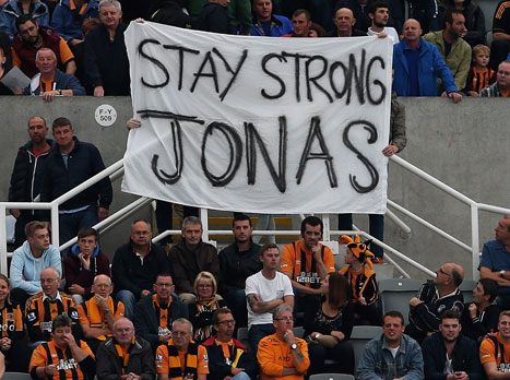 גם האוהדים היריבים תמכו בארגנטיני בזמן המחלה (getty)