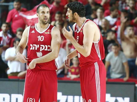 נתן בראש, למרות הכאבים בגב. הלפרין (אלן שיבר)
