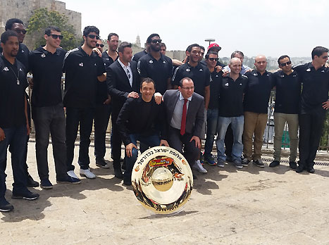 ראש שמחתם. אנשי ירושלים במגדל דוד (עודד קרני)