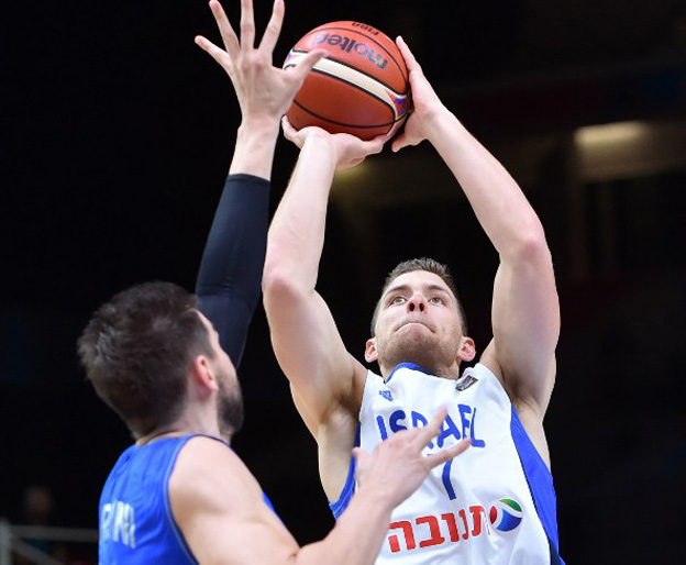 מקל דווקא הופיע (AFP)
