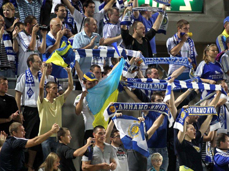 האוהדים האוקראינים לפני 4 שנים בבלומפילד (אלן שיבר)