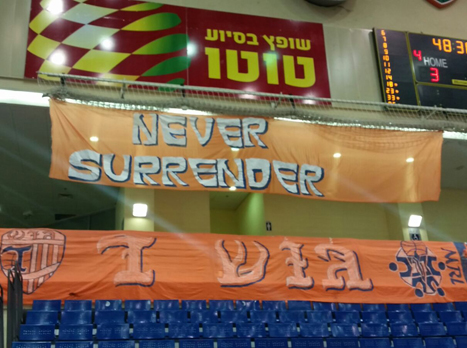 אוהדי ראשל"צ במפגן תמיכה באוהד הפועל ת"א שהוכה בפטיש