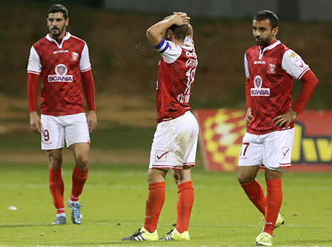 שחקני סכנין בפוזה מוכרת. מגבים את המאמן (צילום: נמרוד גליקמן)