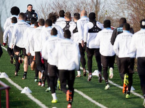 גארד משקיף על השחקנים שלו באימון (Getty)