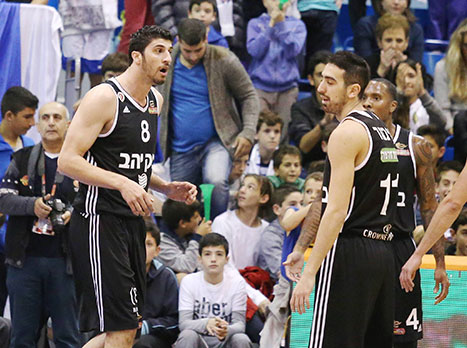 יוצאים למשחק מכריע ברוסיה (צילום: אלן שיבר)