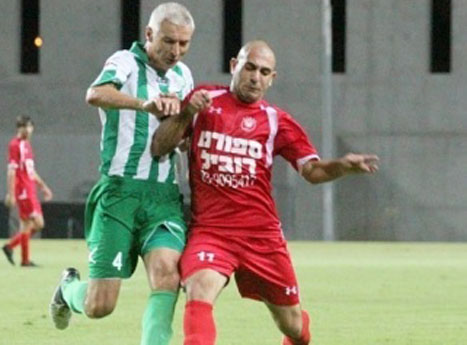 מימין: סמאח מרעב. עולה מליגה א' היישר לליגת העל (דאבל פס)