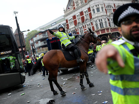 המשטרה מנסה להשתלט על המתפרעים (Getty)
