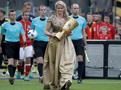 הגביע באצטדיון (Getty)