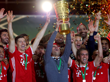 לאם נתן לו להניף את הגביע. פפ (Getty)