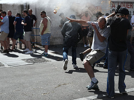 אוהד מנסה להתגונן (Getty)
