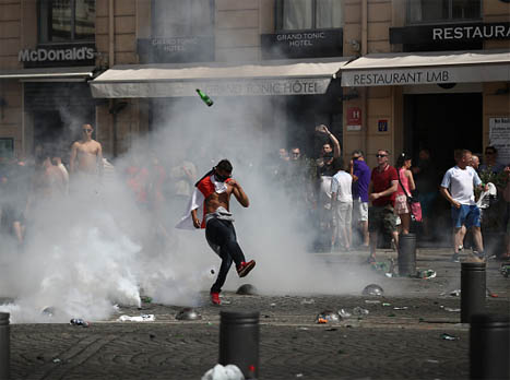 בקבוקים התעופפו ברחובות (Getty)