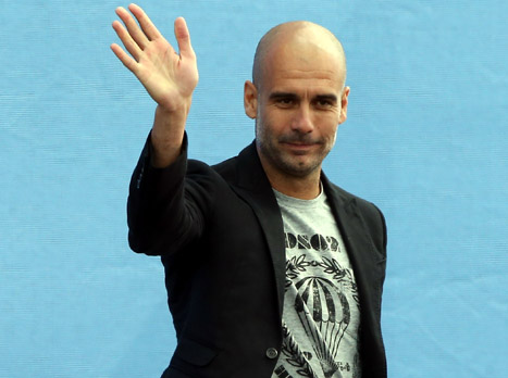 גווארדיולה מוצג. מגיע עמוס ציפיות למנצ'סטר (getty)
