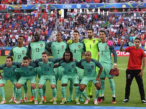 נבחרת פורטוגל ואורח (getty)