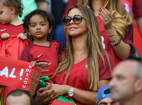 האשה והיורש צופים מהיציע (Getty)