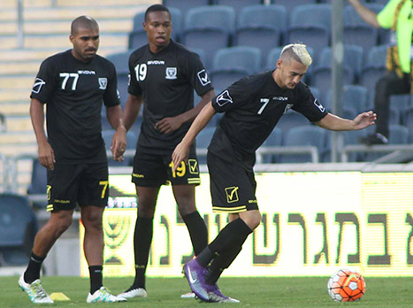 שחקני בית"ר בחימום אחרון (דני מרון)