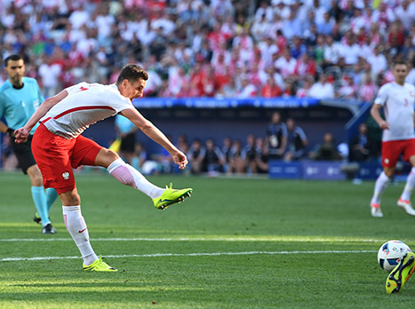 ארקדיוש מיליק כובש ביורו. המחליף של היגוואין (getty)