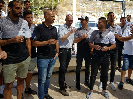 שחקני בית"ר בהרמת הכוסית