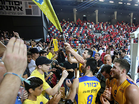 הדרבי הראשון נצבע בצהוב (צילום: אלן שיבר)