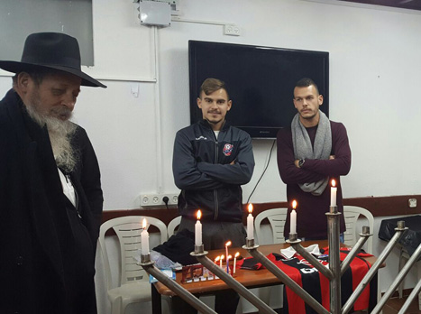 שחקני חיפה מבקרים בעמותת אנוש