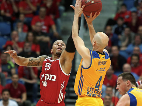 אוליבר קולע מעל ג'רלס. שתי הקבוצות שייכות ליורוליג? (אלן שיבר)