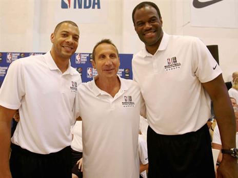 בלאט במחנה עם דייויד רובינסון ואנתוני פארקר. "אין ספק שהוא מאמן ברמה עולמית" (אלן שיבר)