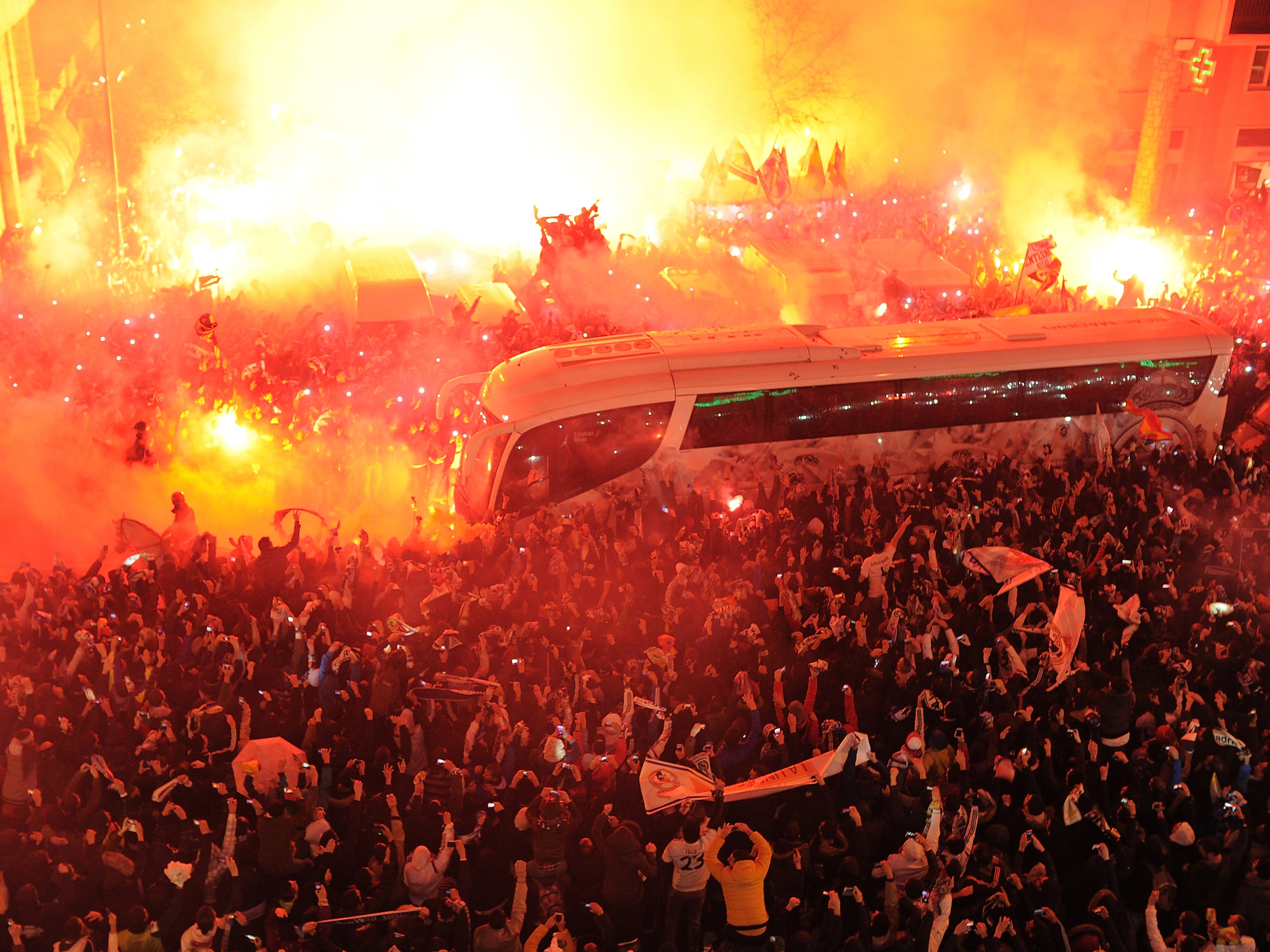 מקבלים את השחקנים לפני הברנבאו (Getty)