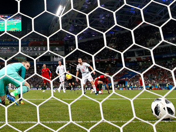 הכדור של רונאלדו עובר את דה חאה במשחק הפתיחה של ספרד (צילום: getty)