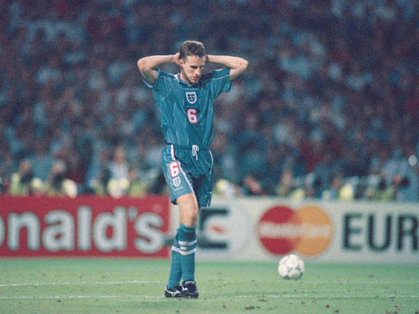 סאות'גייט אחרי החמצת הפנדל ב-1996 (צילום: getty)