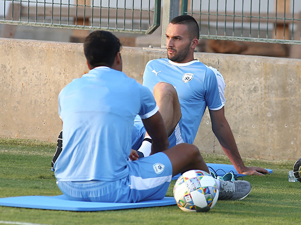 עשוי לעבור לאגף כדי לעזור בהגנה על רוברטסון. שהר (אלן שיבר)