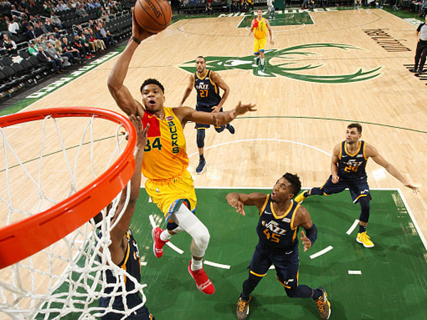 הבאקס חזרו לנצח (צילום: Gary Dineen/NBAE via Getty Images)