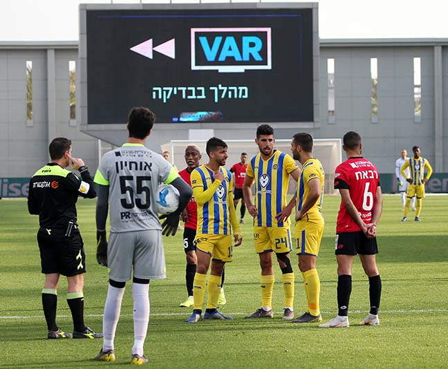 מול חדרה. נגיעת יד נבדקה במשך שש דקות (אלן שיבר)