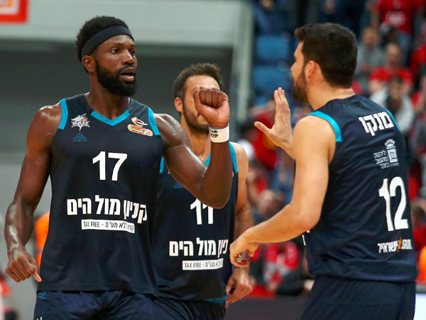 יסתפקו בשלושה זרים, אילת (אלן שיבר)
