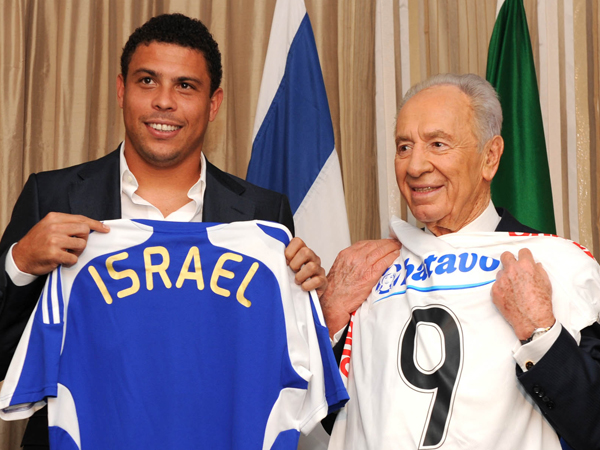 שמעון פרס. הביא את הכדורגלנים הגדולים לישראל (Getty)