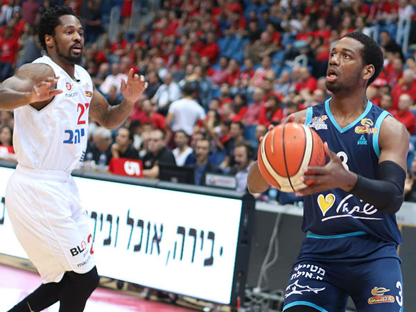 "מאושר בשביל החברים באילת". לויד במדי הדרומיים (צילום: מנהלת הליגה)