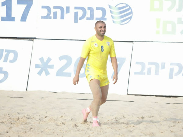 שער בכורה. ערן לוי במדיה של ראש העין (צילום: STRAVO)