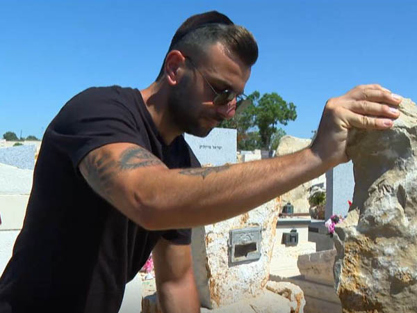 "אני רוצה לשמח אותו". אזולאי על קבר אביו (מתוך הכתבה)