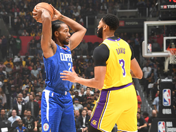 דייויס מול לאונרד (צילום: Andrew D. Bernstein/NBAE via Getty Images)