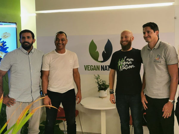 קאפו עם אנשי VeganNation