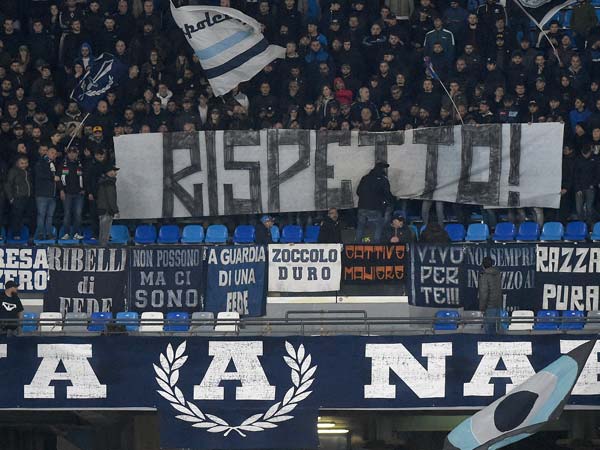 אוהדי נאפולי. מטילים פחד ואימה על השחקנים (getty)