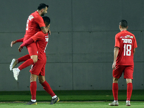 יקוו לחגוג גם הפעם. שחקני אשדוד חוגגים על נתניה במפגש הקודם (צילום: ברני ארדוב)