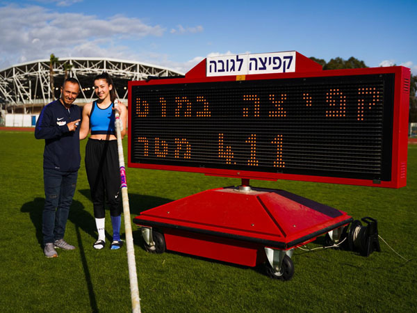 שברה את השיא של עצמה (אדם פרידמן)