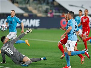 החלוץ הקפיץ באלגנטיות מעל מרציאנו (אלן שיבר)