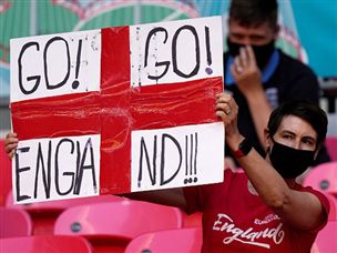 אוהדי אנגליה. הרימו את וומבלי באוויר (Getty Images)