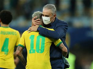 טיטה מנחם את ניימאר בסיום (getty)