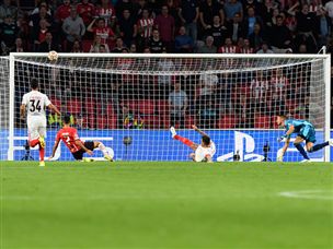 רגע לא אופייני לאיש שעשה קריירה מהתעלות ברגעים האלו (GETTY)