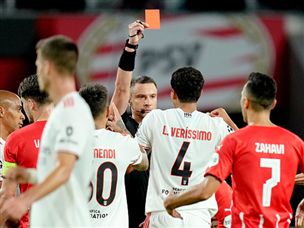 בנפיקה ליסבון היתה ב-10 שחקנים לאורך רוב ההתמודדות (GETTY)