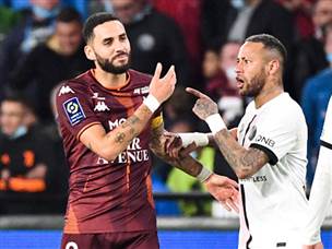 ניימאר מתווכח עם ברון שהורחק (getty)