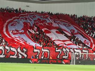 האוהדים משני המחנות סיפקו תצוגה נהדרת במחצית הראשונה (אלן שיבר)