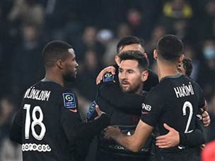 שחקני פ.ס.ז' חוגגים עם מסי (Getty)