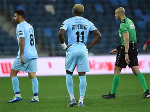 בית"ר יורדת מהדשא מאוכזבת (צילום: ברני ארדוב)